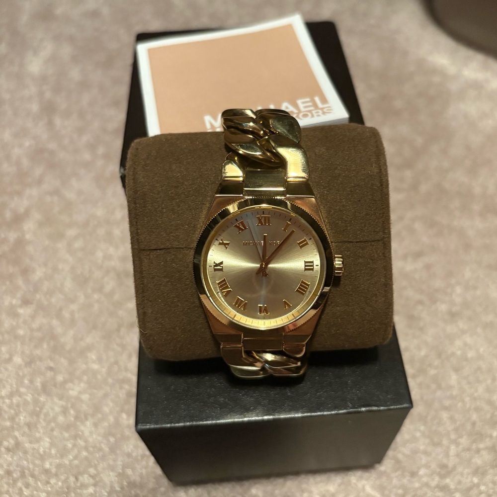 Ladies Michael Kors Gold watch with extra links, booklet & box!! MK-3393